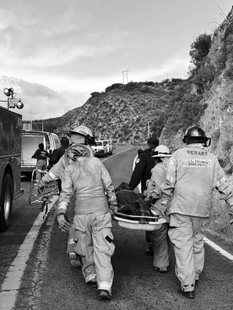 Muere una persona tras caer vehículo a un barranco en Vizarrón, Cadereyta de Montes