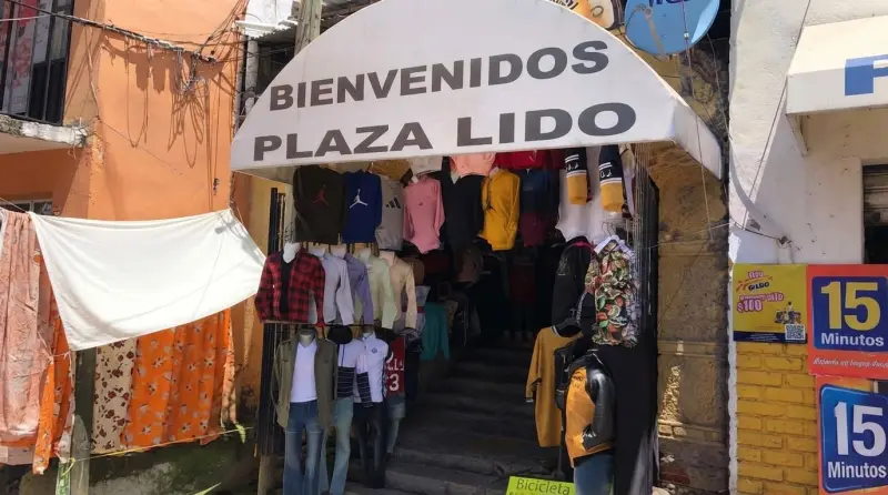 Exigen reubicar ambulantes en plazas Lido y Degollado