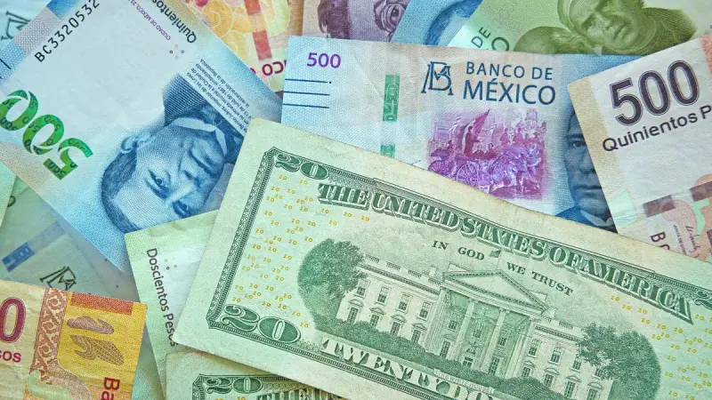 Peso abajo de 17 unidades por dólar