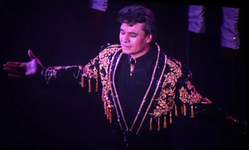 Por reedición y muchas cosas más, de culto el Bellas Artes de Juan Gabriel