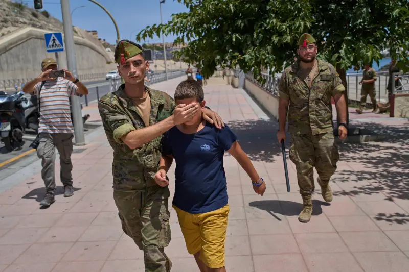 Tras cruce masivo, hay cerca de mil niños migrantes varados en Ceuta, España