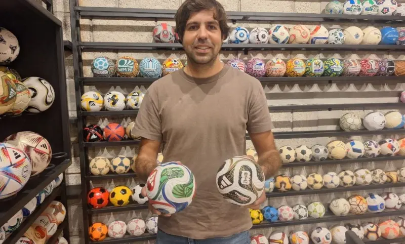 Obtiene poblano récord Guinness en colección de mini balones de fútbol
