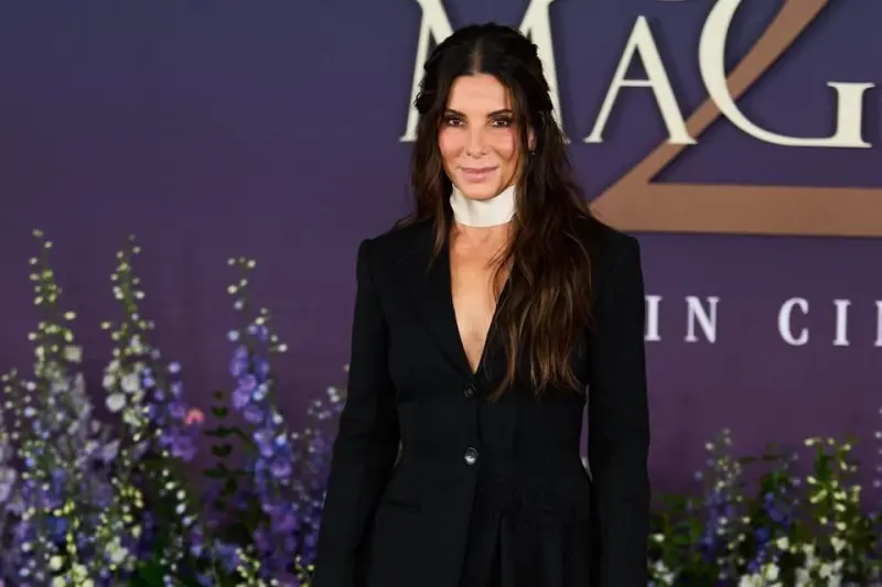 Presume Sandra Bullock tatuaje en honor a su familia