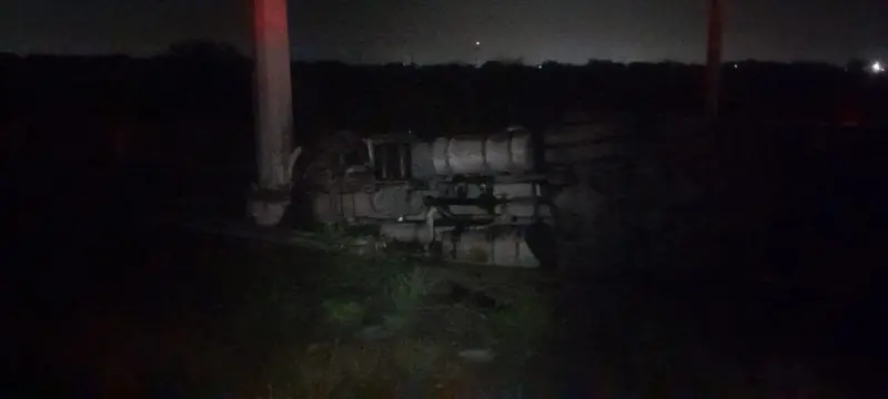 Camión de carga vuelca y se impacta contra torre de CFE en Salinas Victoria