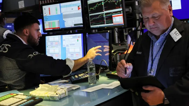 Wall Street avanza, pero perfila caída semanal; empresas cripto suben por avance de bitcoin