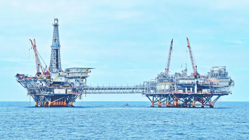 Precios del petróleo suben ante desacuerdos entre Estados Unidos e Irán