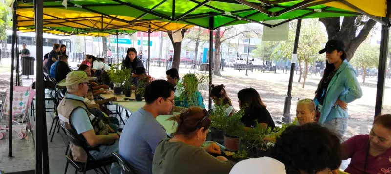 Familias aprenden sobre flora de Monterrey durante jornada ambiental en la Alameda