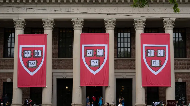Juez federal de EU desestima demanda de la Administración Trump contra Harvard por antisemitismo