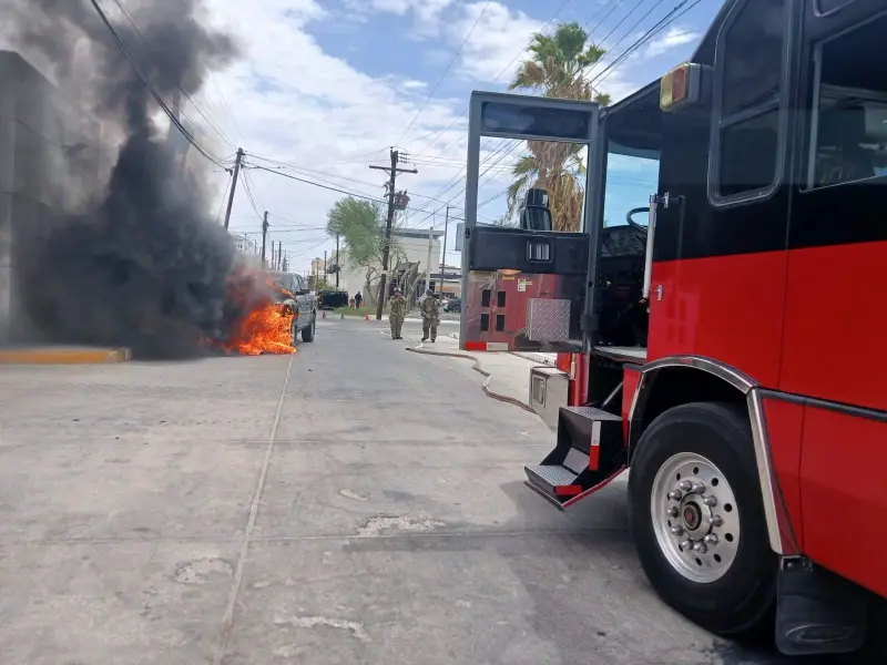 Se incendia camioneta mientras esperaba en un autoservicio de San Luis Río Colorado
