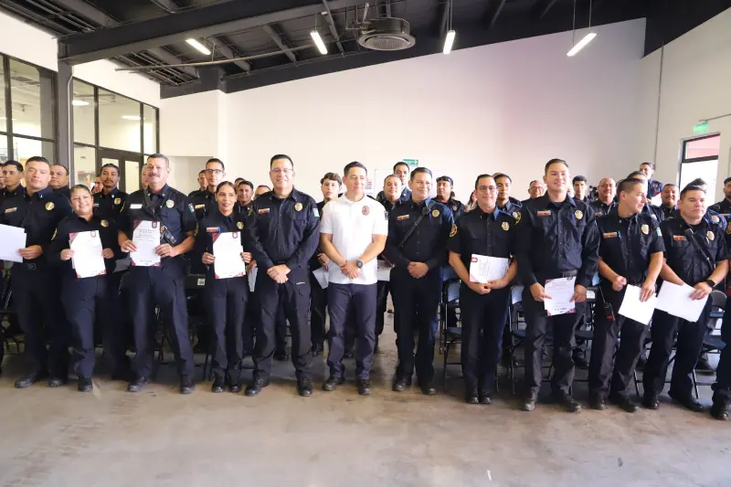 Condecoran a 76 bomberas y bomberos con bonos de alto impacto