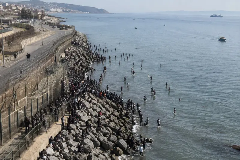 Sánchez afronta la crisis de Ceuta mientras 48.300 personas regresan a Marruecos