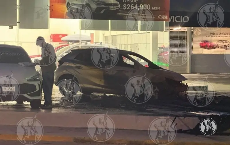 Revelan la identidad del presunto responsable de quemar autos en agencia