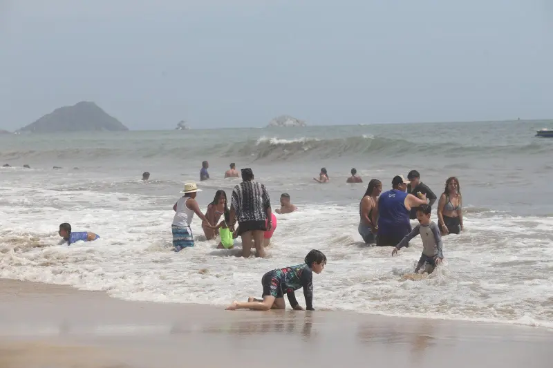 Playas de Mazatlán siguen abiertas pese a monitoreo por cocodrilo