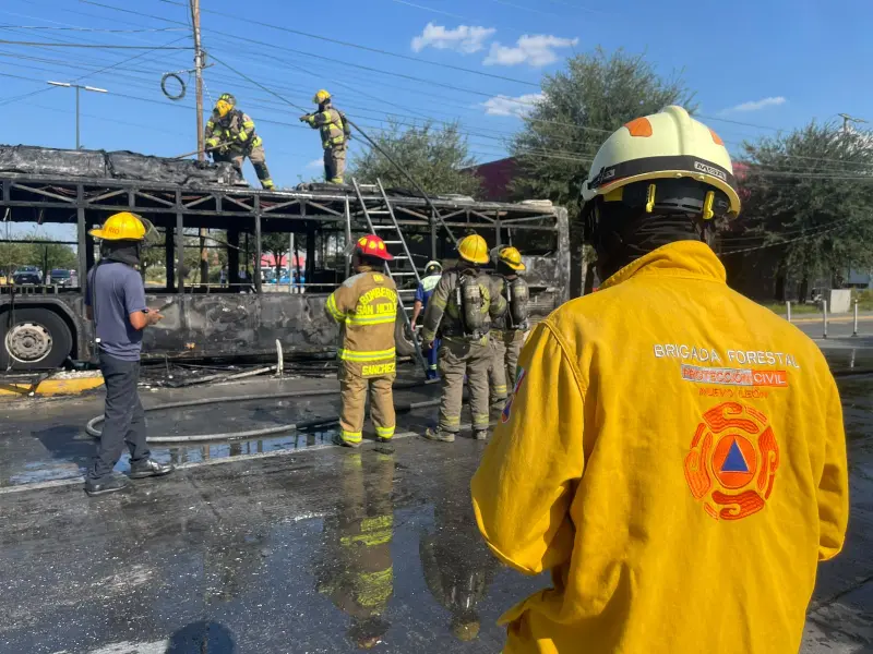 Se incendia camión urbano en San Nicolás; transportaba 40 pasajeros
