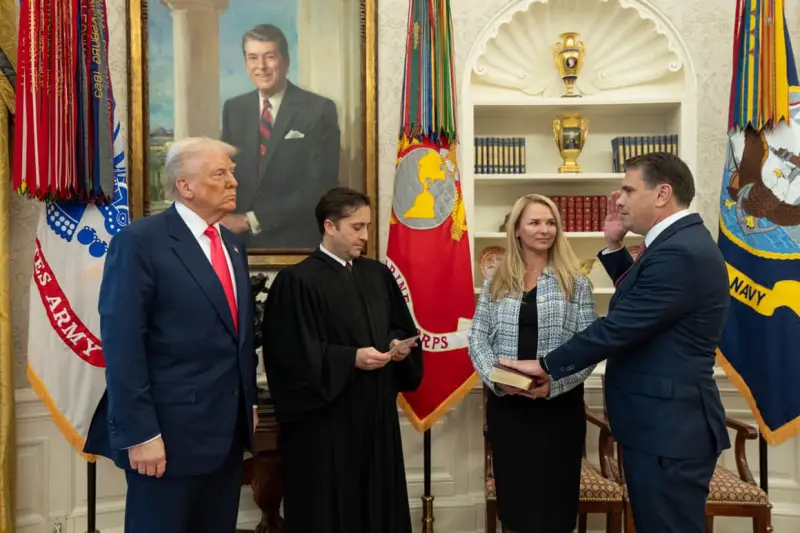Exige Trump salida de 2 senadores para nombrar a su fiscal general