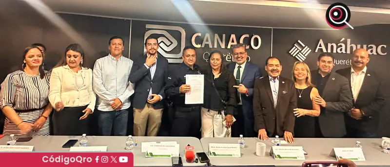 Firma escrituras ganador del Premio al Policía 2024