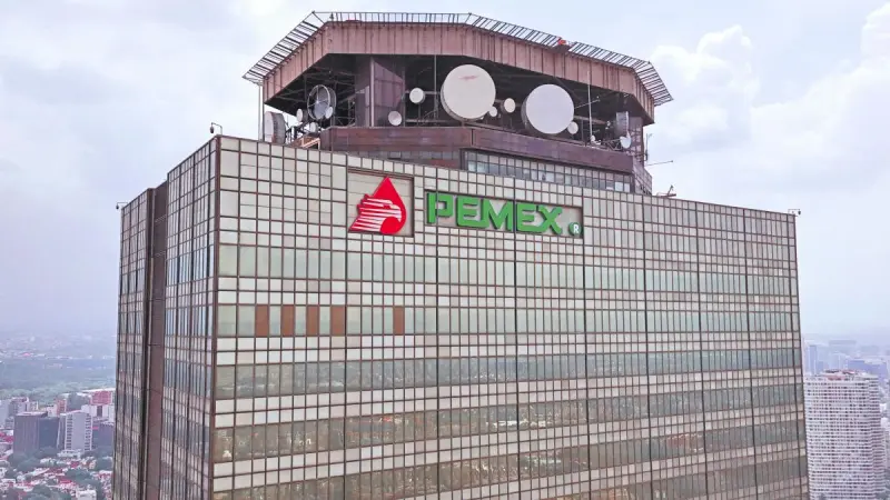 Pemex atiende incendio provocado por tormenta eléctrica en Terminal de Almacenamiento Pajaritos