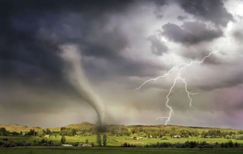 Causan tornados un deceso y apagones masivos en Indiana