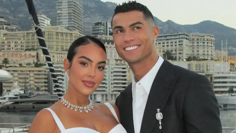 Nuevas imágenes de la boda de Cristiano Ronaldo y Georgina Rodríguez en la sala de su casa, solos con sus hijos