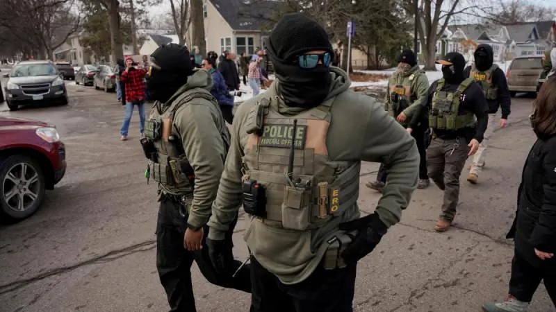 Jueza federal de EU frena ley de Nueva York que prohibía usar máscaras a los agentes del ICE