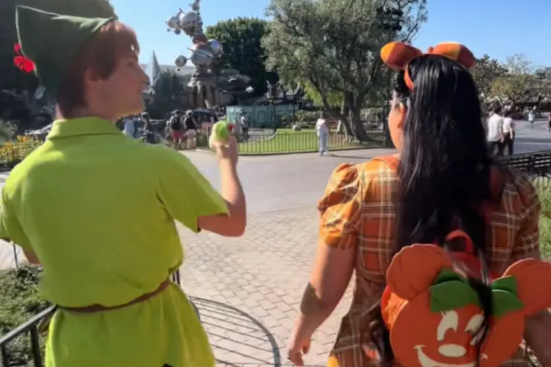 Toni Kulusich, la mujer que lleva 10 años teniendo una "relación especial" con el Peter Pan de Disneyland