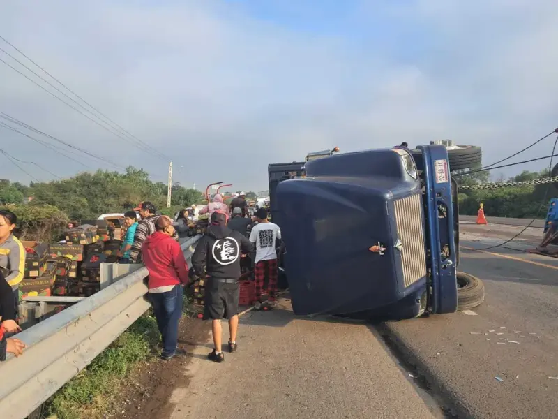 Torton cargado de jitomate vuelca en zona de obras federales en la autopista México-Querétaro