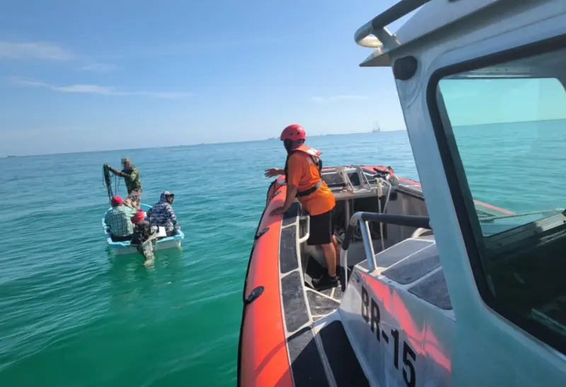 Marina auxilia a 3 tripulantes tras falla mecánica en Yucalpetén