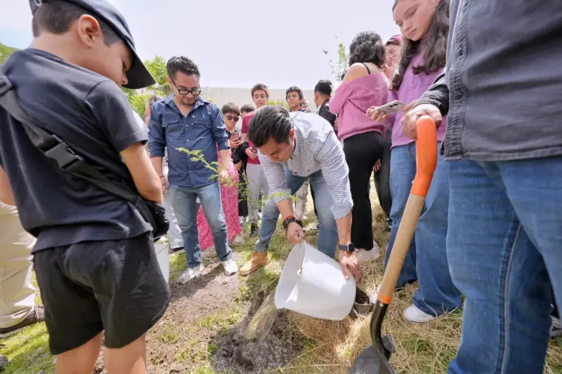 Felifer Macías encabeza reforestación de 150 árboles en la preparatoria Bicentenario