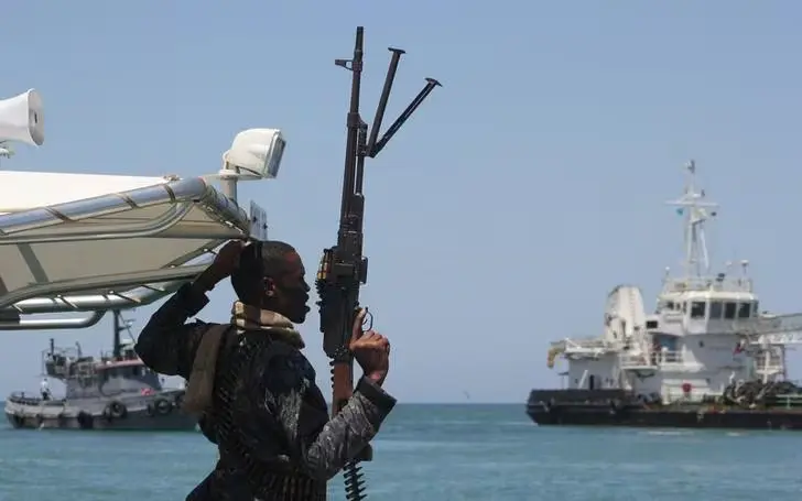Piratas somalíes secuestran otro petrolero frente a Yemen y ya mantienen seis barcos retenidos con más de 100 tripulantes como rehenes