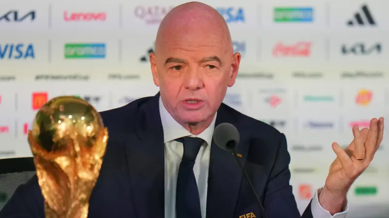 Infantino dobló las manos: La polémica jugada de $20,000 millones que casi destruye a la FIFA