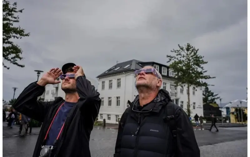 Inicia eclipse en Alaska; se prepara Europa para observarlo
