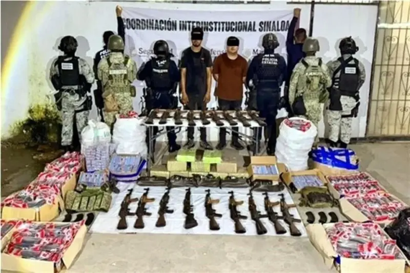 Detienen a dos del Cártel de Sinaloa con arsenal en Mazatlán