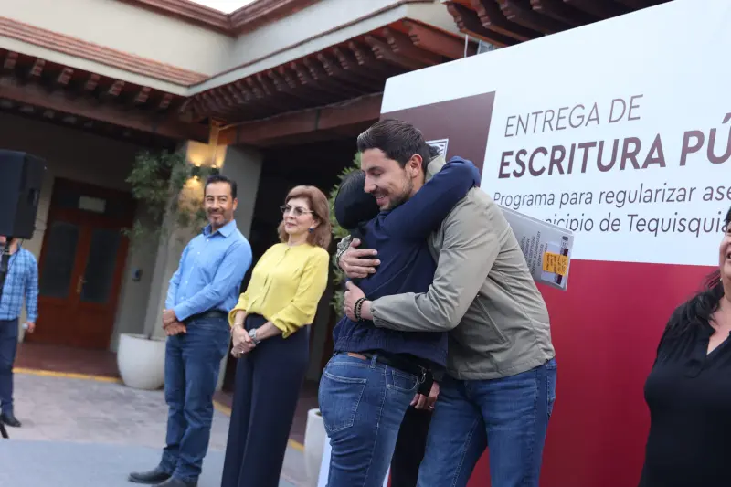 Entregan 69 escrituras a familias de cuatro asentamientos de Tequisquiapan y les brindan certeza jurídica sobre su patrimonio