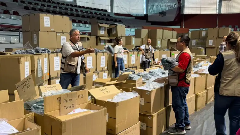 Inicia entrega de uniformes escolares en Cajeme; entregan 5 mil durante el primer día