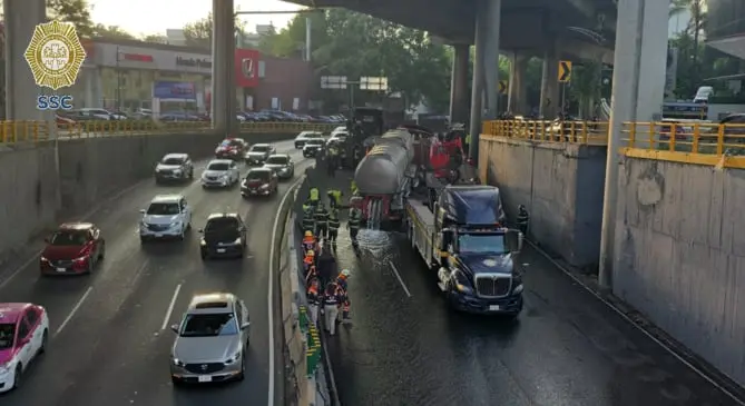 Detienen al conductor de pipa de agua que volcó en carriles centrales de Periférico en Miguel Hidalgo