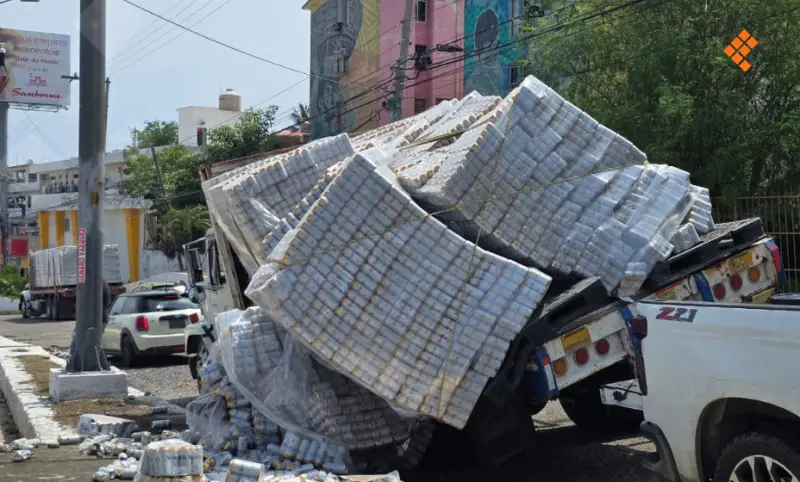 ¡Cheves al suelo! Tráiler pierde carga tras accidente en Acapulco