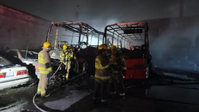 Incendio consume 3 vehículos en pensión de camiones en Escobedo