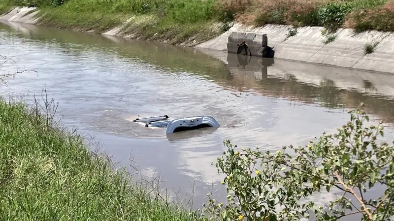 Escapan por el quemacocos: Familia se salva de ahogarse tras caer en canal de Coria