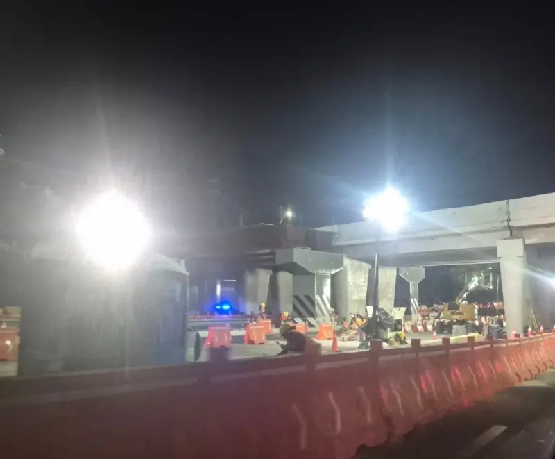 Trabajan contra reloj en Bernardo Quintana para liberar todos los carriles el lunes