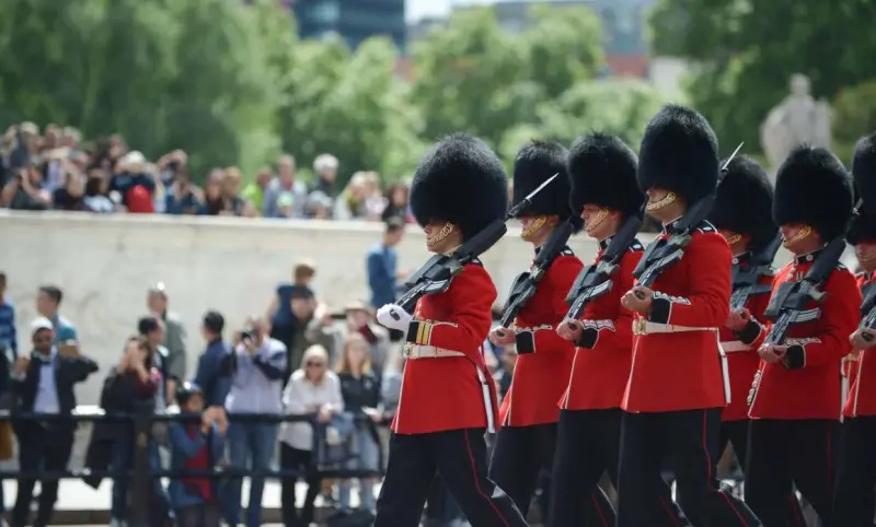 Rinde Guardia del Rey Carlos homenaje a Dolly Parton en Londres