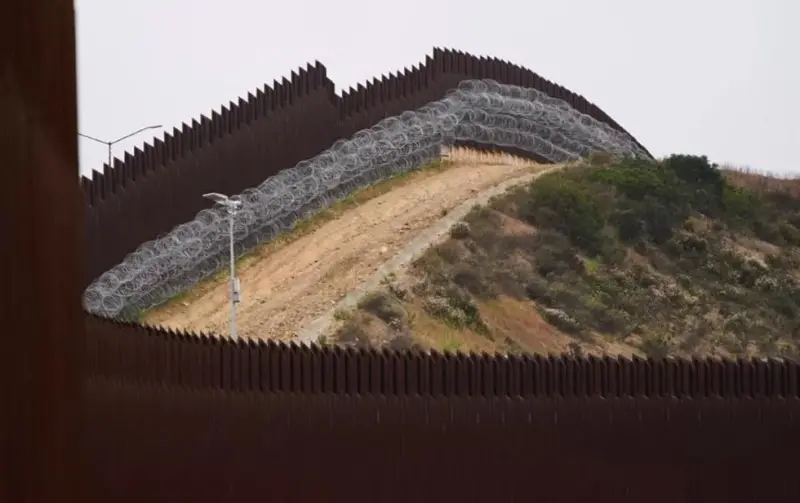 Juez federal permite extender muro con diques en poblado de Texas