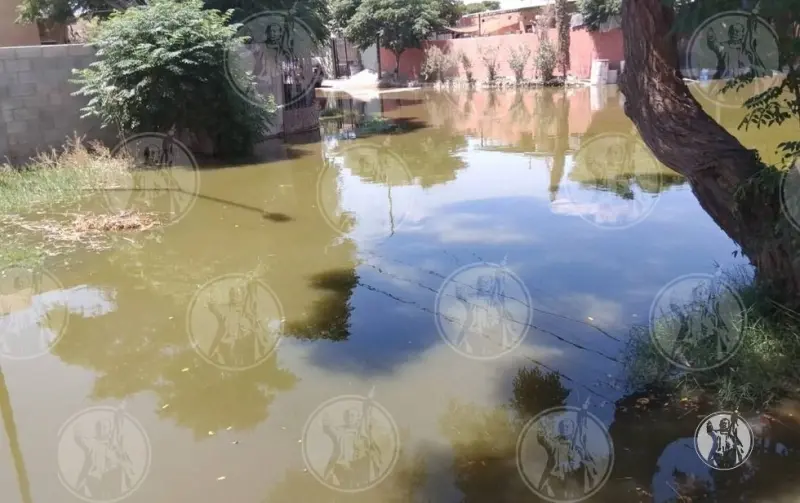 Agua negra mantiene atrapados a habitantes de Bosques de Waterfill