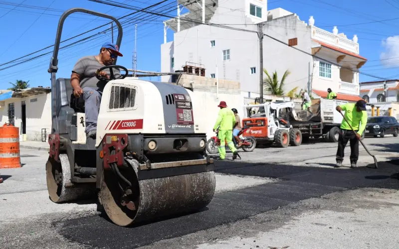 Atienden baches y retiran cacharros en Supermanzanas 100 y 89