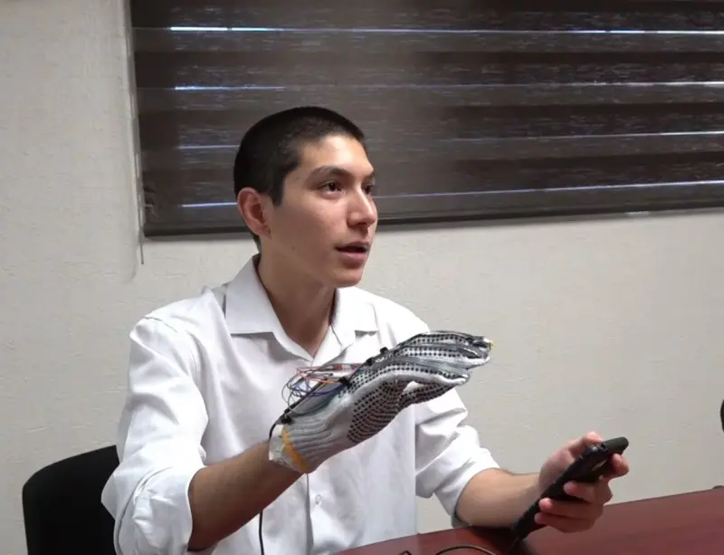 Estudiante de Unison crea guantes inteligentes para traducir LSM a voz y texto