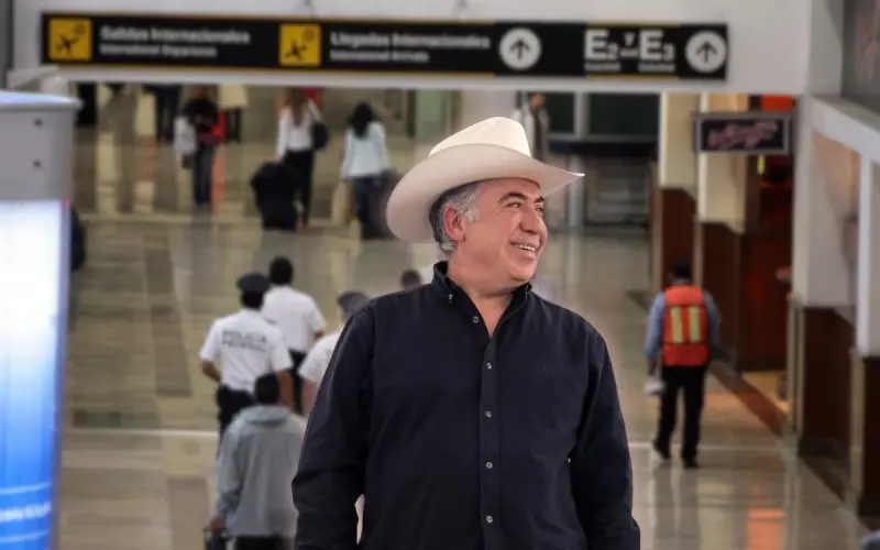 Captan a Enrique Inzunza en el AICM rumbo a Culiacán mientras mantiene abierta una investigación de la FGR y prepara su regreso presencial al Senado