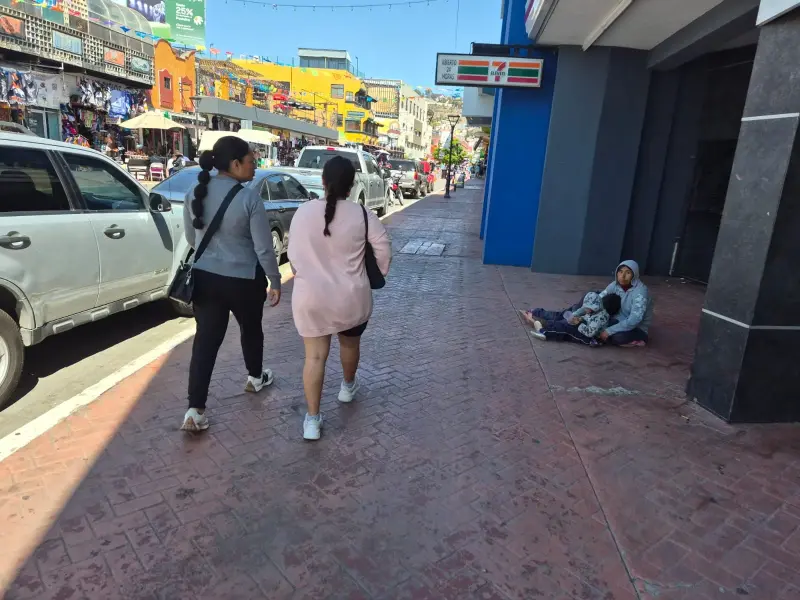Denuncian explotación de niños que piden dinero a turistas en Ensenada