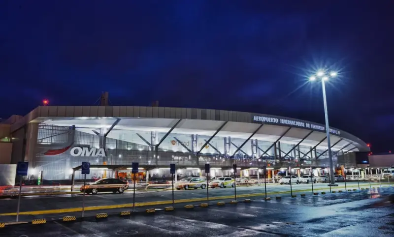 Suspenden operaciones en el Aeropuerto de Monterrey por tormenta eléctrica