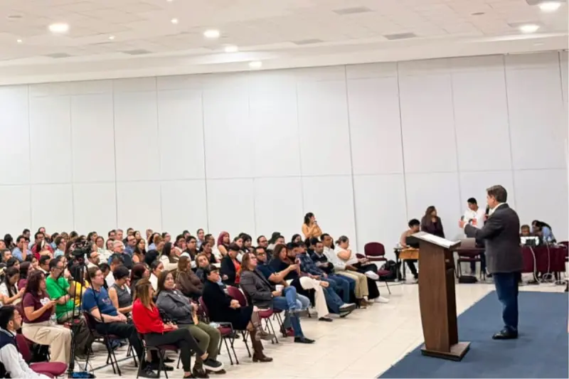 Propone Luis Humberto Fernández reestructuración en la educación media superior durante seminario de la UAQ