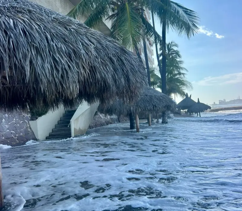Continúa oleaje elevado en playas de Mazatlán