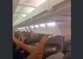 Video: Techo de avión se desprende en pleno vuelo tras falla